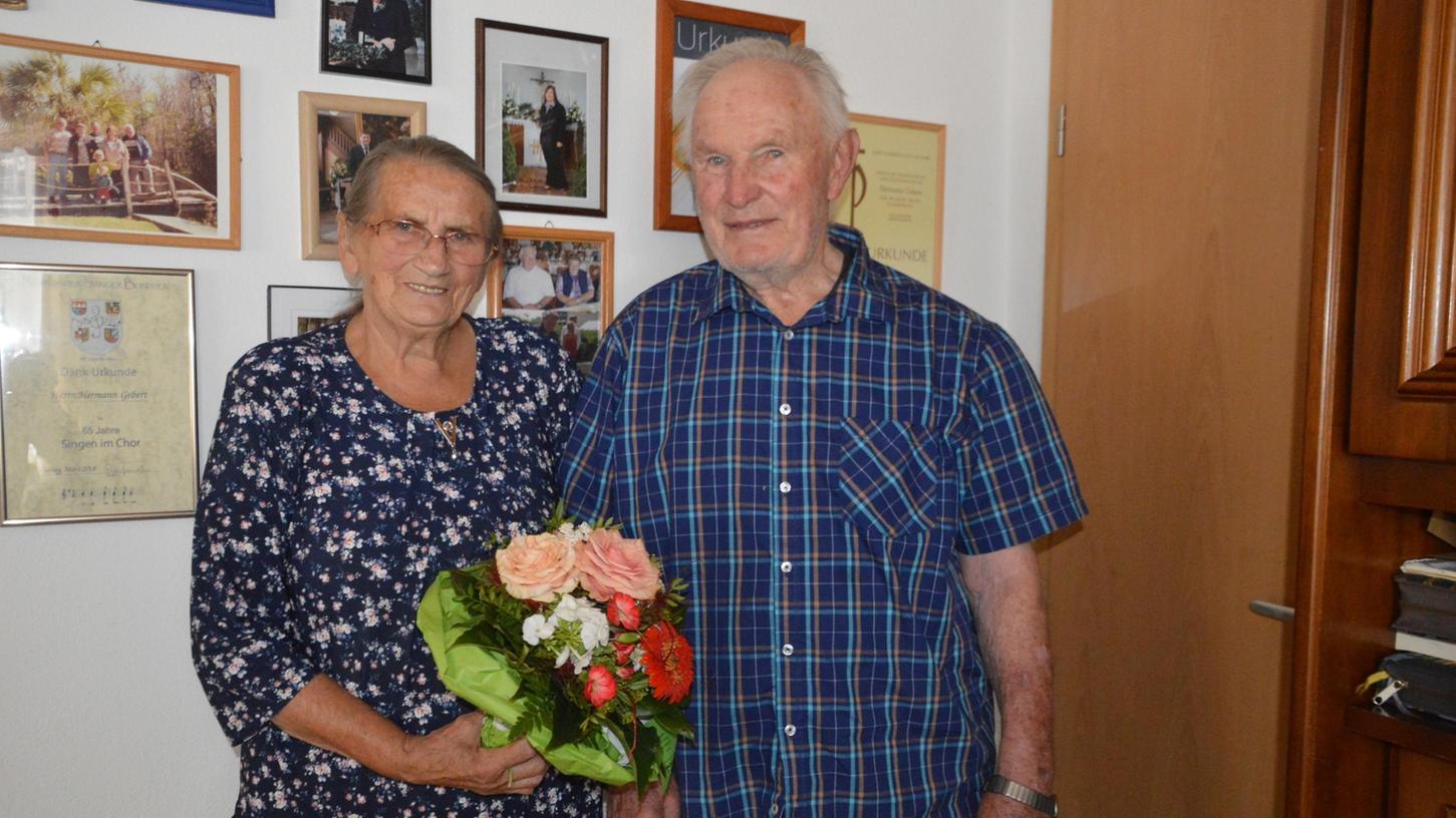 Seit 65 Jahren gehen Lydia und Hermann Gebert gemeinsam durchs Leben, nun feierte das Ehepaar aus Obermögersheimer eiserne Hochzeit.
Seit 65 Jahren gehen Lydia und Hermann Gebert gemeinsam durchs Leben, nun feierte das Ehepaar aus Obermögersheimer eiserne Hochzeit.