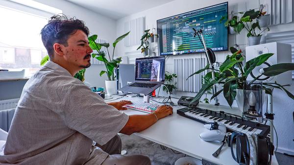 AVAION ALIAS CHRISTOPHER STEIN IM STUDIO