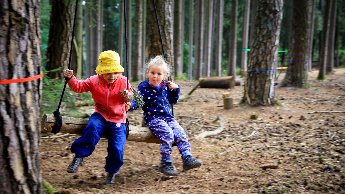 Aufwachsen in der freien Natur: das gefällt nicht nur Kindern gut, sondern auch den Eltern. Die Nachfrage nach Wald-Kitas ist ungehalten. Die Schaukeln hat die Waldstrolche-Kita in Forchheim gemeinsam mit den Eltern gebaut. 

