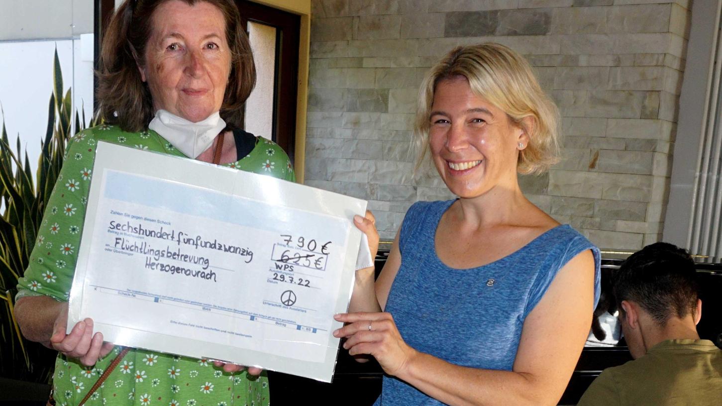 Friedenslauf der Wilhelm-Pfeffer-Schule Herzogenaurach: Melanie Aldebert übergibt den Spendenscheck an Elisabeth Klenk.
