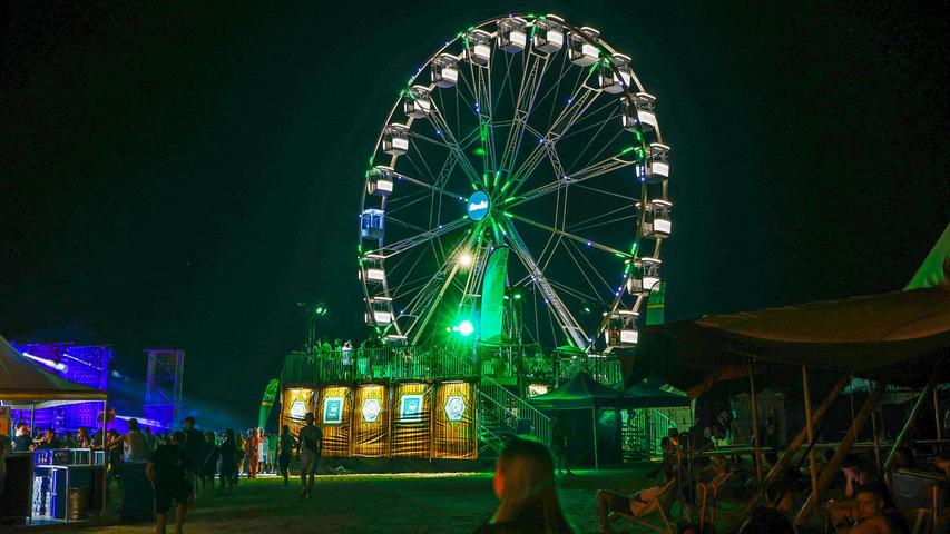 Nach anfänglichen Bedenken gibt es auf "Open Beatz" doch wieder ein Riesenrad, dieses Mal ordnungsgemäß vom Tüv abgenommen und der Sicherheit halber mit geschlossenen Gondeln.
Nach anfänglichen Bedenken gibt es auf "Open Beatz" doch wieder ein Riesenrad, dieses Mal ordnungsgemäß vom Tüv abgenommen und der Sicherheit halber mit geschlossenen Gondeln.