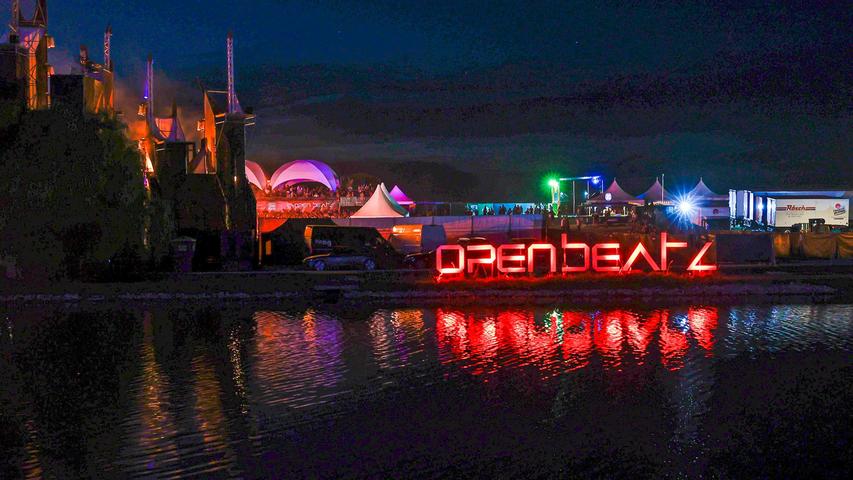 Tagsüber kann man auf dem Weiher mit kleinen Booten umherschippern, nachts wird er unter anderem vom Festival-Logo heimelig illuminiert.
Tagsüber kann man auf dem Weiher mit kleinen Booten umherschippern, nachts wird er unter anderem vom Festival-Logo heimelig illuminiert.
