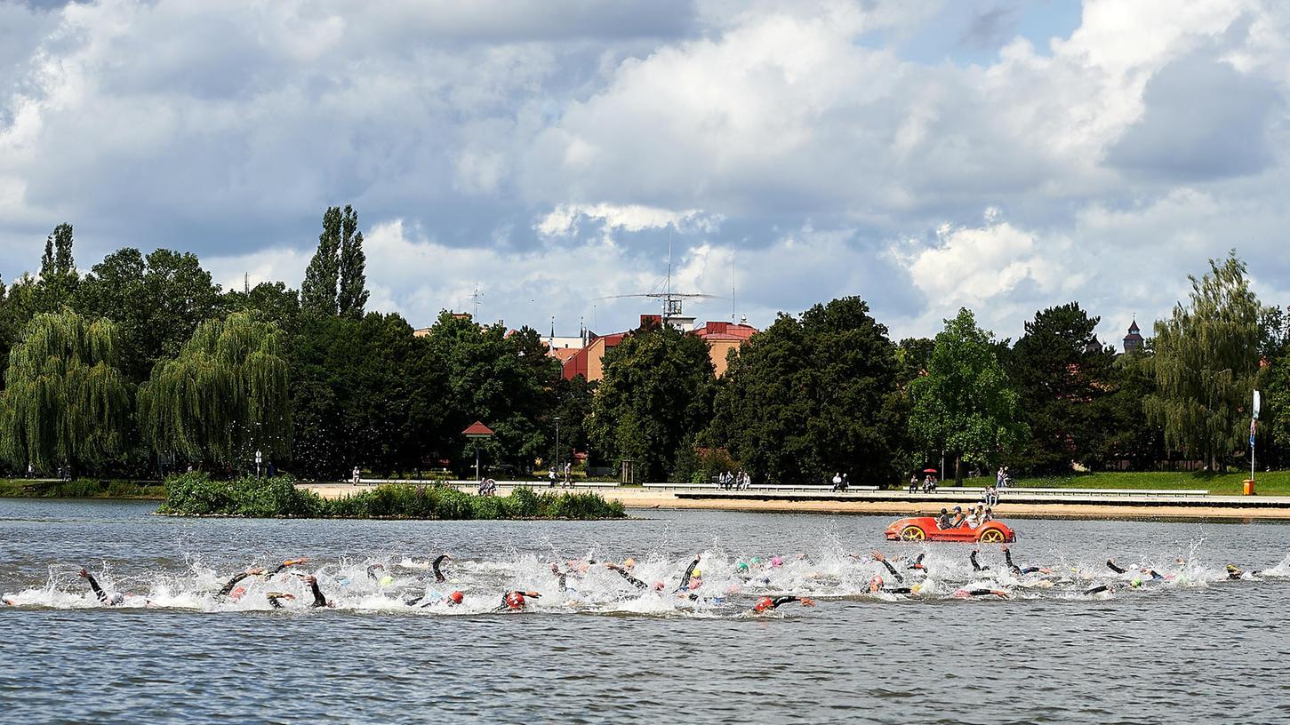 Bereits vor einem Jahr schwammen Triathleten in Nürnberg durch den Wöhrder See.