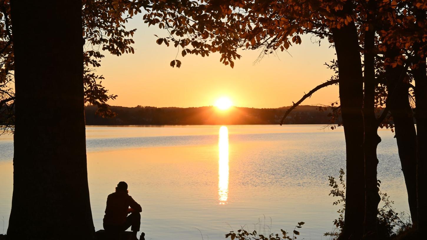 Ein Mann sitzt am Ufer des Starnberger Sees. Mit den eigenen Gedanken alleine zu sein finden viele Menschen angenehmer als vermutet. Ein Mann sitzt am Ufer des Starnberger Sees. Mit den eigenen Gedanken alleine zu sein finden viele Menschen angenehmer als vermutet.