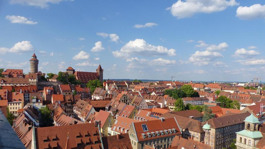 Blick vom Turm der Sebalduskirche auf die Dächer von Nürnberg.

