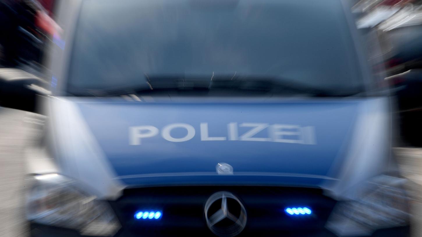 Unbekannte haben in Nürnberg-Almoshof einen Transporter gestohlen.