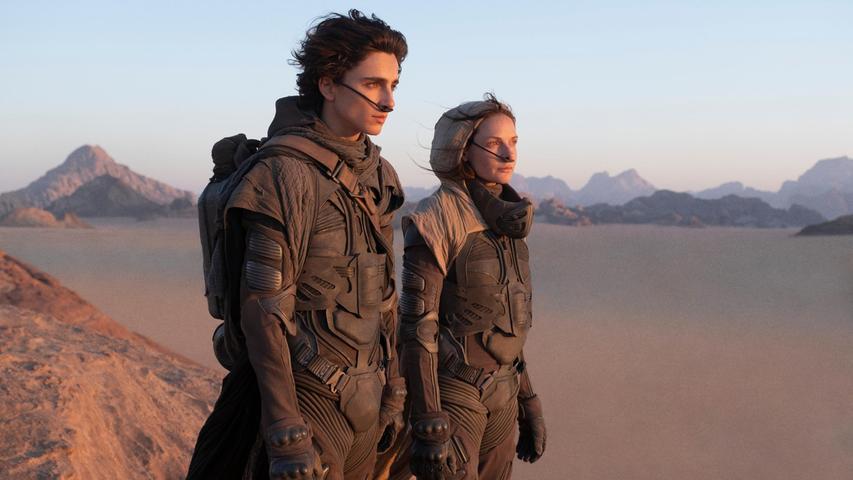 Timothee Chalamet und Rebecca Ferguson in einer Szene aus dem Film "Dune" - zu sehen im Marienbergpark. Timothee Chalamet und Rebecca Ferguson in einer Szene aus dem Film "Dune" - zu sehen im Marienbergpark.