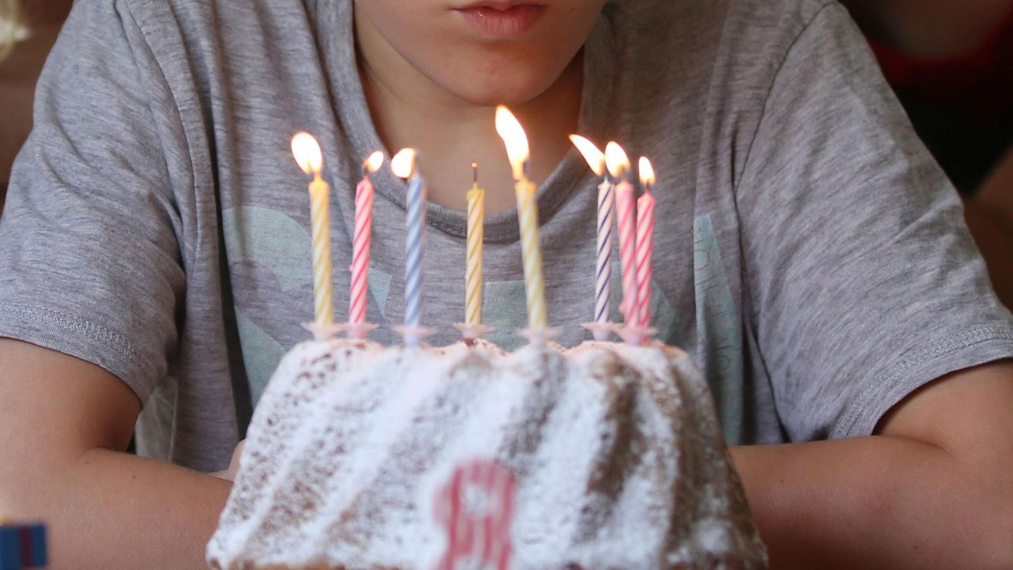 Pfffffffffft! Schön die Kerzen ausblasen. Ab dem vierten Geburtstag müssen dann auch die Eltern nicht mehr dabei sein. Pfffffffffft! Schön die Kerzen ausblasen. Ab dem vierten Geburtstag müssen dann auch die Eltern nicht mehr dabei sein.