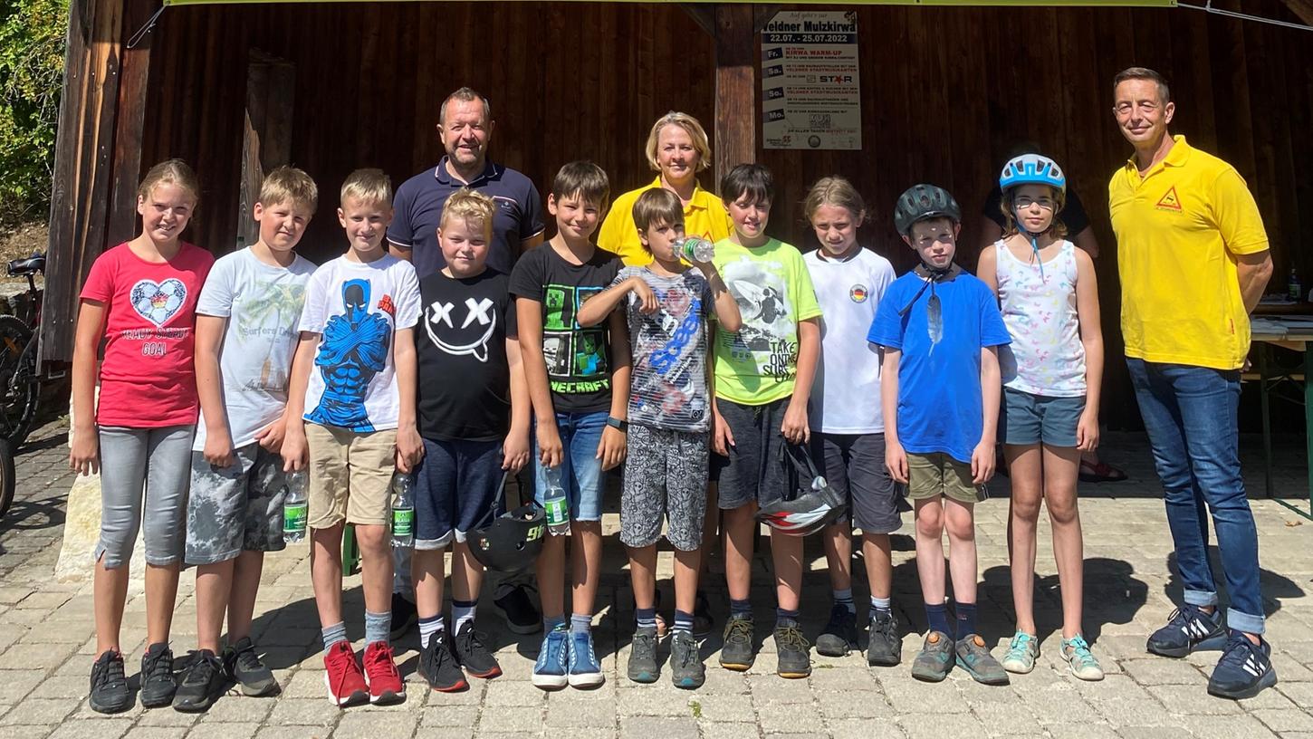 Die besten Mädchen und Jungen der verschiedenen Altersgruppen mit Bürgermeister Klaus Albrecht (hinten links) und dem AC-Vorsitzenden Andreas Kramer (rechts).  