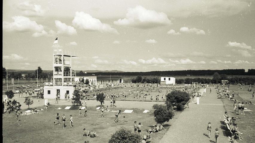 Das Röthelheim-Bad, im gleichnamigen Erlanger Stadtteil, wurde bereits 1927 gebaut und 1964 um ein großes Außenbecken erweitert. 
