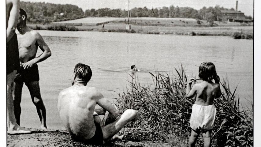 Fischen ja, baden nein - so lautet die heutige Regelung für den Fürther Waldmannsweiher. Das Gewässer ist ein "toter" Nebenarm der Rednitz. Laut diesem historischen Bild durfte man in früheren Zeiten dort auch noch baden.