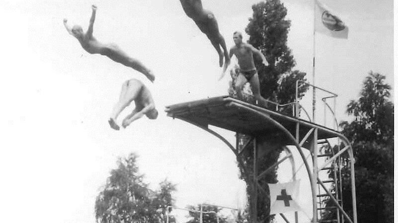 Die Wasserwacht Gunzenhausen feierte 1957 ihr zehnjähriges Bestehen mit einem Schwimmfest im städtischen Freibad.