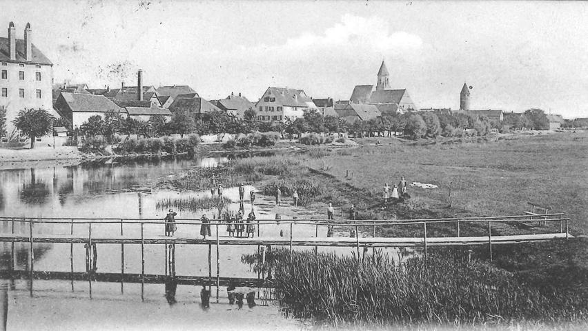 Um 1905 führte in Gunzenhausen ein hölzerner Steg zur Badehütte an der Altmühlbrücke.