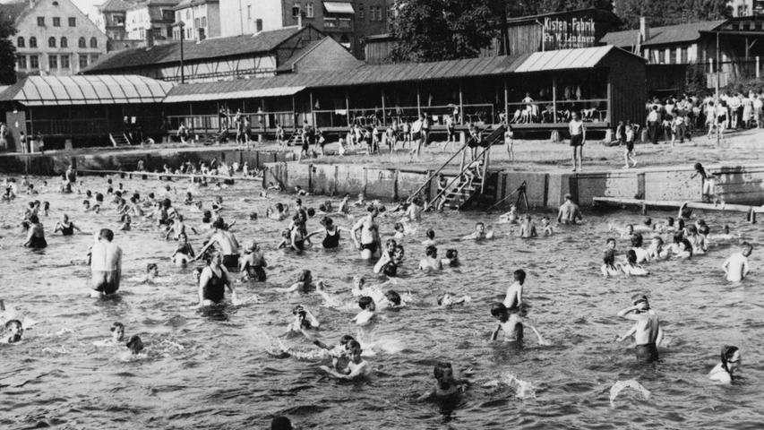 Trotz des neuen Sportbades am Scherbsgraben herrschte Ende der 50er Jahre an heißen Tagen auch im Fluss noch Hochbetrieb.