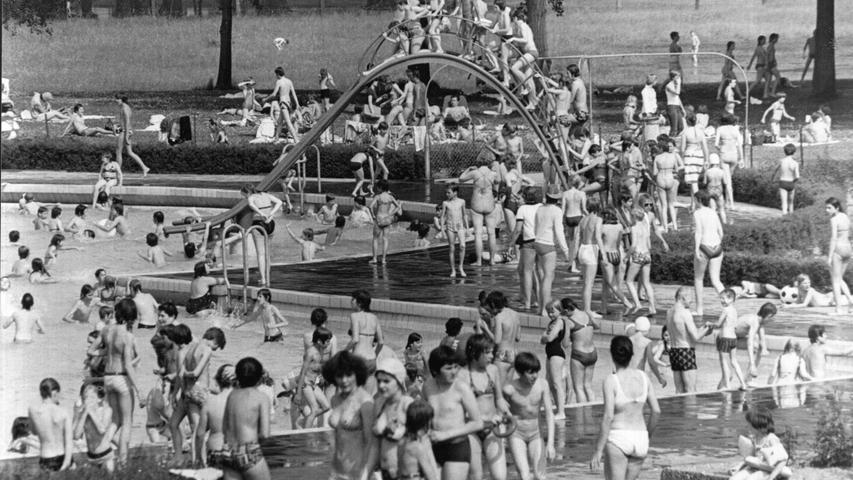 Im Scherbsgrabenbad war es dagegen nicht weniger voll: Hier ein Bild vom Juni 1987, das zeigt, wie beliebt das Bad bei Groß und Klein war. 