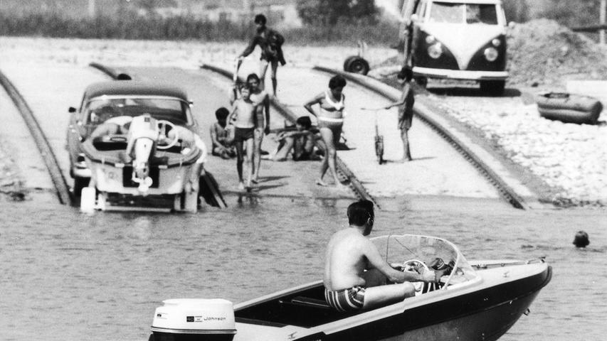 In der Region wurde aber nicht nur gebadet: Bei über 30 Grad, so heißt es in der Beschreibung dieses Bildes, fuhren die Menschen 1972 auch mit Booten über die Schifffahrtsstraße Rhein-Main-Donau.