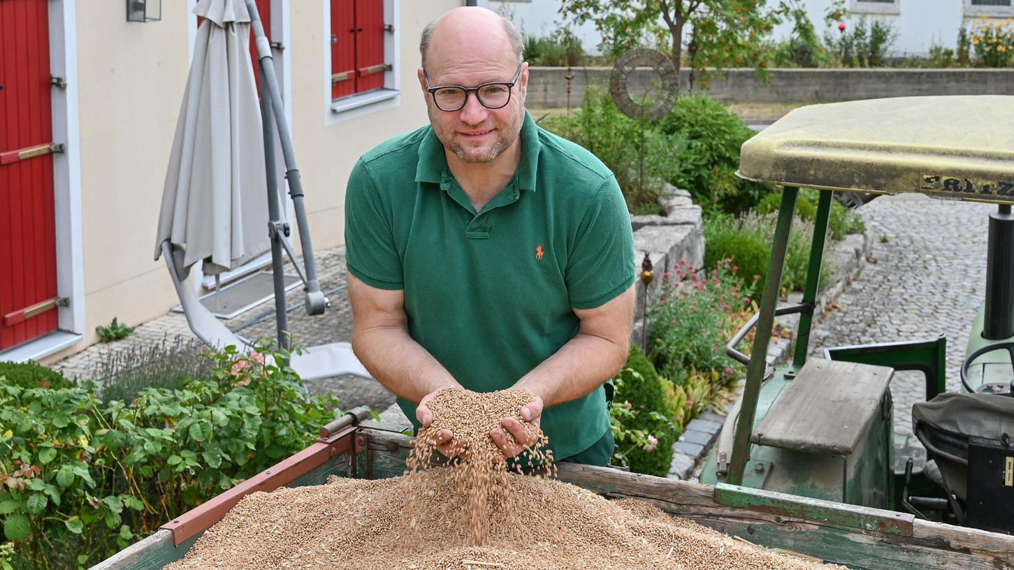 Thomas Schmidt kann die Hände jetzt getrost in seinen Weizen stecken, weil er den Staffelstab als BBV-Obmann für den Landkreis Roth an Manfred Dorner aus Eysölden weitergegeben hat.
Thomas Schmidt kann die Hände jetzt getrost in seinen Weizen stecken, weil er den Staffelstab als BBV-Obmann für den Landkreis Roth an Manfred Dorner aus Eysölden weitergegeben hat.