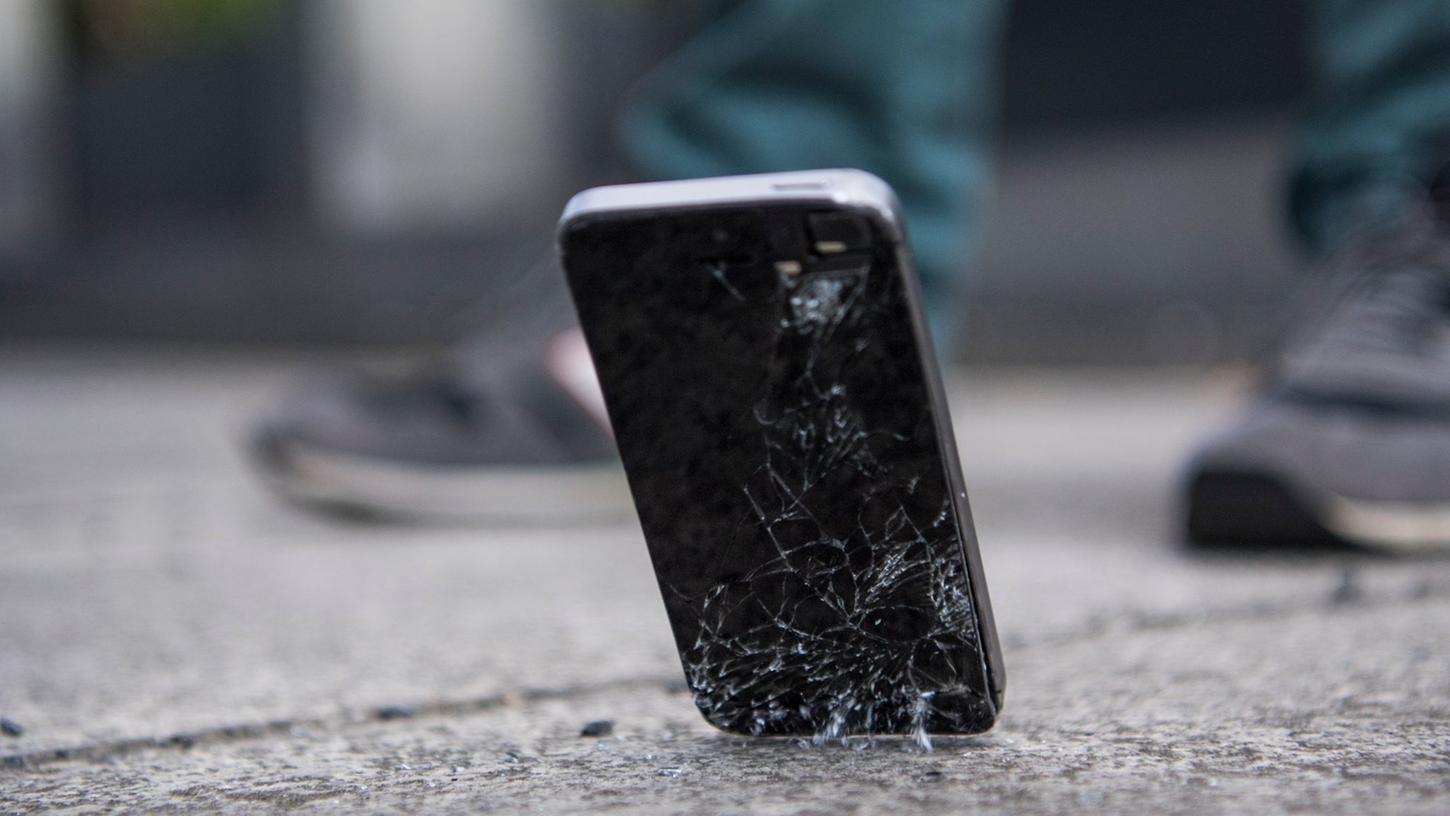 Folien können nicht alles richten: Wem das Handy öfter mal herunterfällt, sollte zusätzlich auch durch eine Hülle schützen. Folien können nicht alles richten: Wem das Handy öfter mal herunterfällt, sollte zusätzlich auch durch eine Hülle schützen.