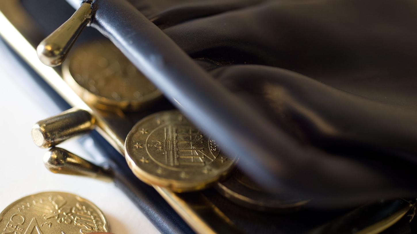Überweist der Arbeitgeber der Lohn immer zu spät, kann es finanziell eng werden. Überweist der Arbeitgeber der Lohn immer zu spät, kann es finanziell eng werden.