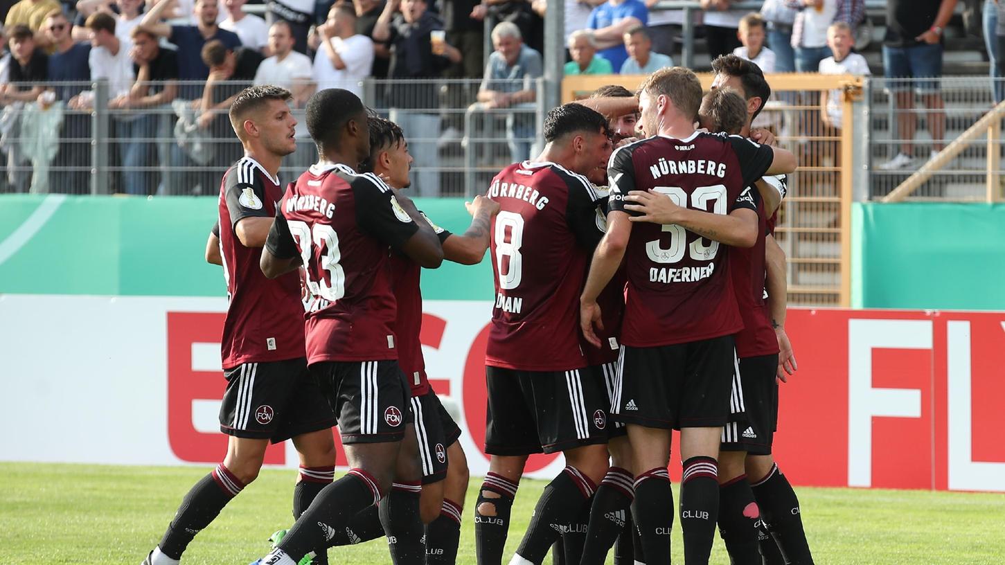 Glückliche Nürnberger: Der Club steht in der zweiten Pokal-Runde. Glückliche Nürnberger: Der Club steht in der zweiten Pokal-Runde.