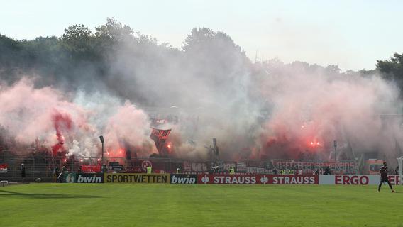 Während Klimaschutz-Aktion: FCN-Fans zünden vor Pokalspiel Pyrotechnik