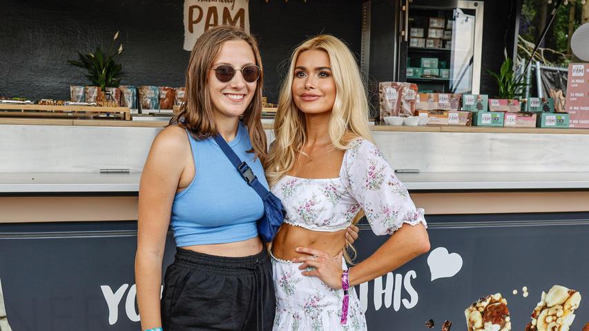 Bei ihrem Besuch beglückte Pamela dabei mit einem Meet and Greet ihre Fans, die ebenfalls das Festival besuchten. Auf Instagram folgen ihr mittlerweile 8,9 Millionen Menschen.
