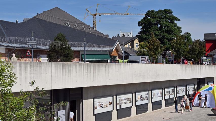Eine Ausstellung zur Stadtentwicklung im Außenbereich des Kurparks ist mit der Ausstellung "Weltmeisterliches Oberhof" verbunden.