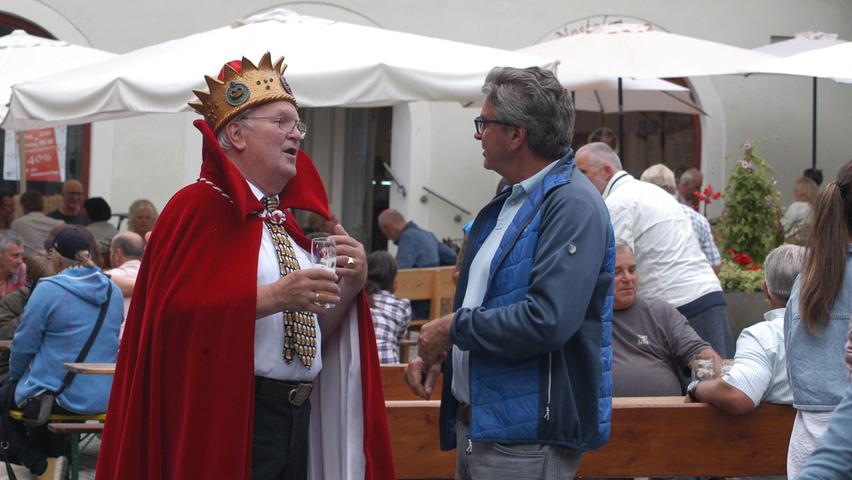 Wilhelm III. Döbler (links), kürzlich beim Schmankerlmarkt der Handwerkskammer für Mittelfranken zum Schmankerlkönig gekürt, vor seiner Brauerei im bierselig-fachkundigen Gespräch mit einem Besucher.
