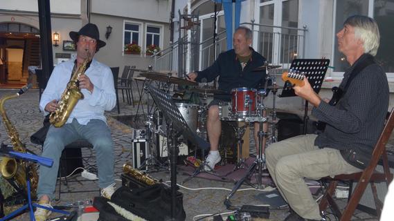"Kanapee Street" in Bad Windsheim: Surfbrett, "Promis" und Musik bei langer Kulturnacht