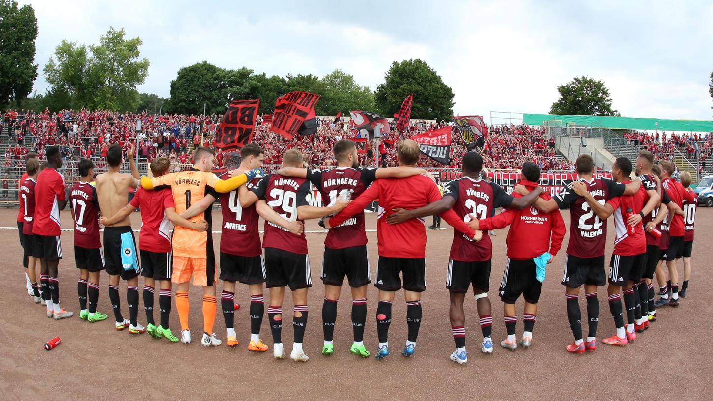 Schöne Perspektive: Der Club wirkt in Siegen wieder ganz schön groß.
Schöne Perspektive: Der Club wirkt in Siegen wieder ganz schön groß.
