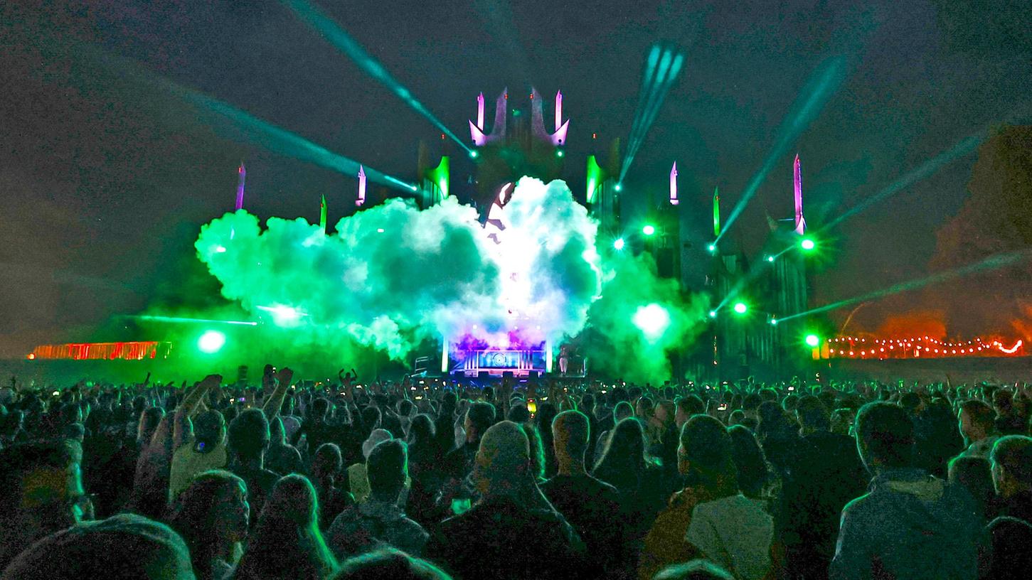 Beim Festival "Open Beatz" waren auf der Mainstage beeindrucktende Pyro- und Lasershows zu sehen.
