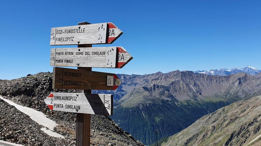 Wo soll es hingehen? Dieses Schild an der Similaun-Hütte auf rund 3000 Metern Höhe weist zu zahlreichen spannenden Gipfelzielen.