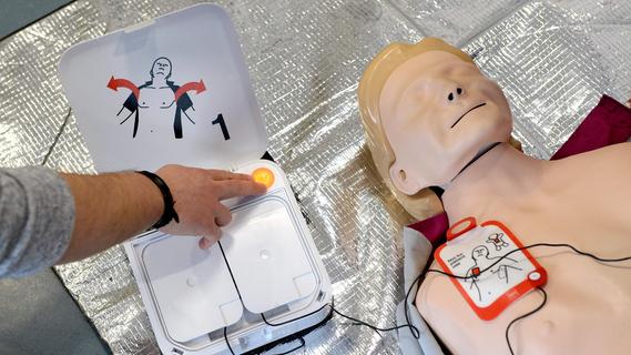 "Fürth schockt":  Paten für Defibrillatoren zur Lebensrettung gesucht