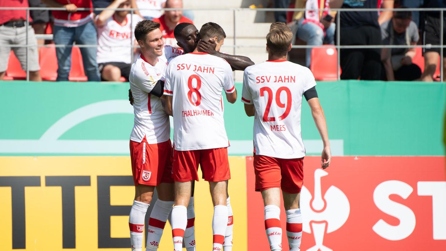 Regensburgs Andreas Albers (l-r), Torschütze Prince Osei Owusu, Maximlian Thalhammer und Sebastian Nachreiner jubeln über den Treffer zum 2:0.