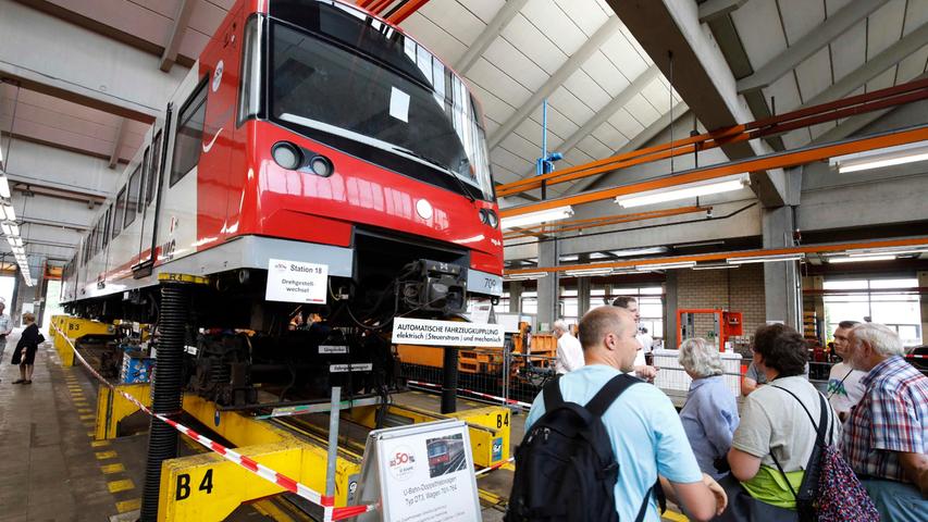 Ein aufgebockter Zug in der großen Werkshalle. Neben allen Modellen für den herkömmlichen wie für den Automatikbetrieb präsentiert die VAG auch Bau- und Arbeitsfahrzeuge. 
