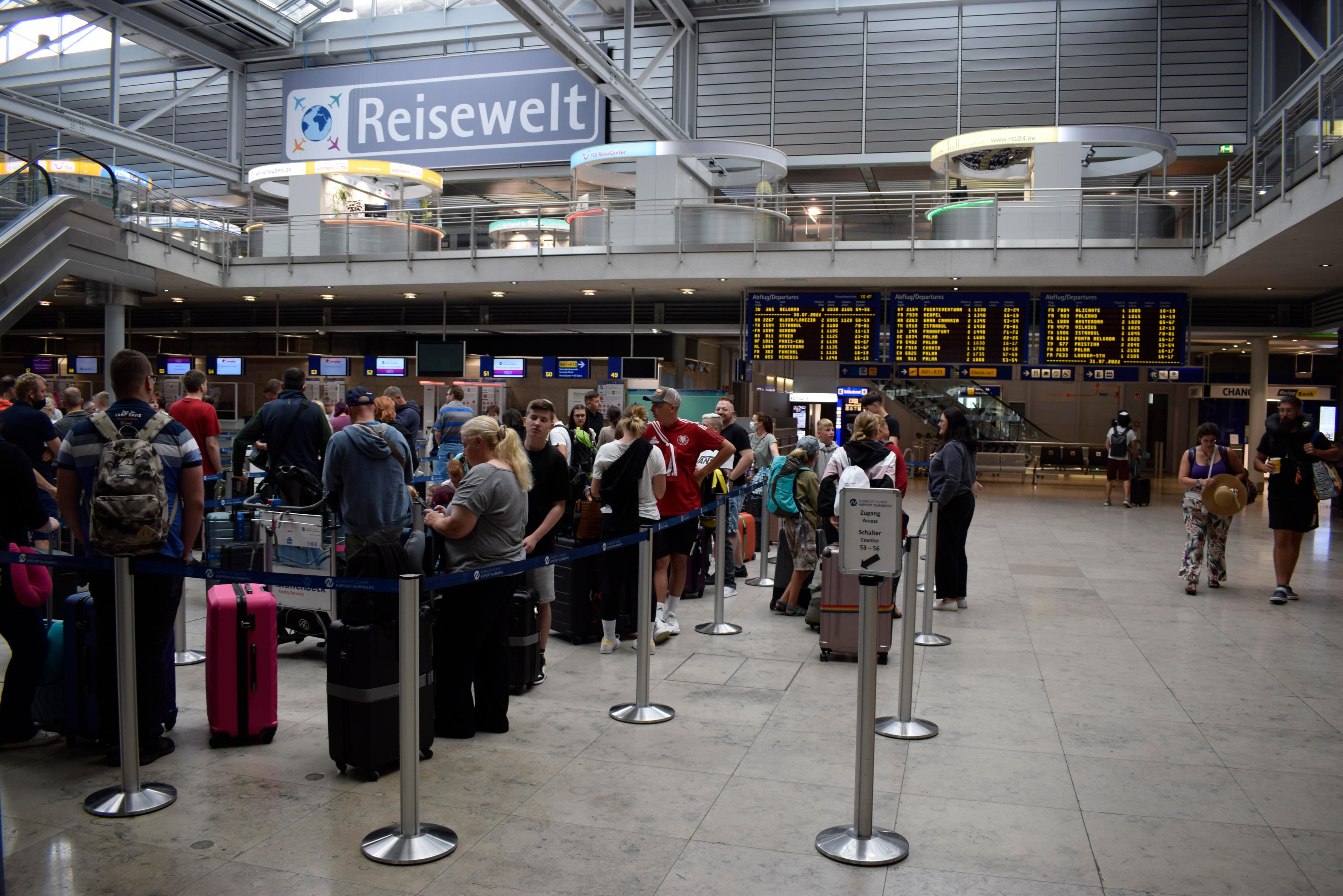 Flitterwochen und erster Flug des Lebens So erlebten Reisende in Nürnberg den Ferienstart