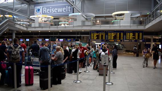 Flitterwochen und erster Flug des Lebens: So erlebten Reisende in Nürnberg den Ferienstart
