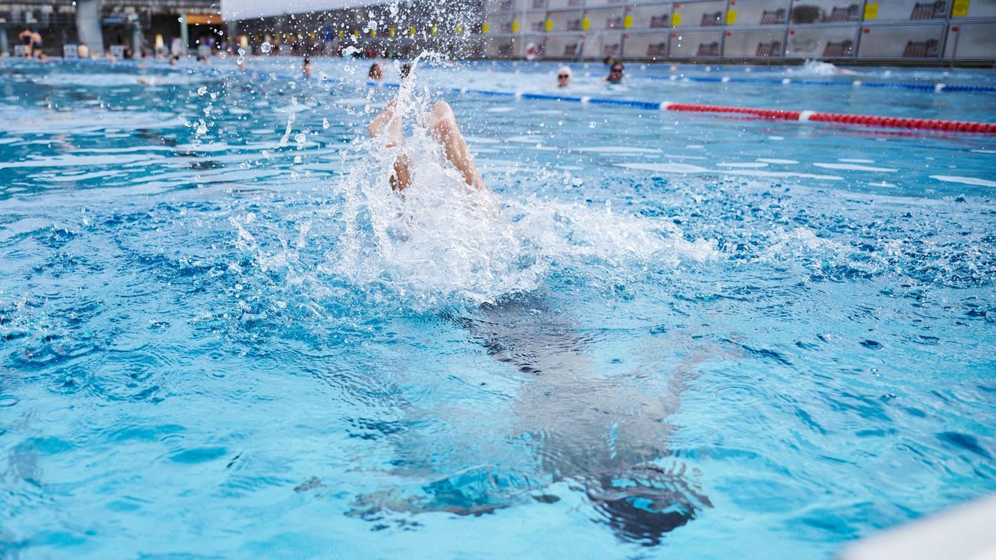 Gerade während der Sommerhitze bieten Schwimmbäder eine Abkühlung. Immer wieder kommt es dort aber auch zu Streitigkeiten. 