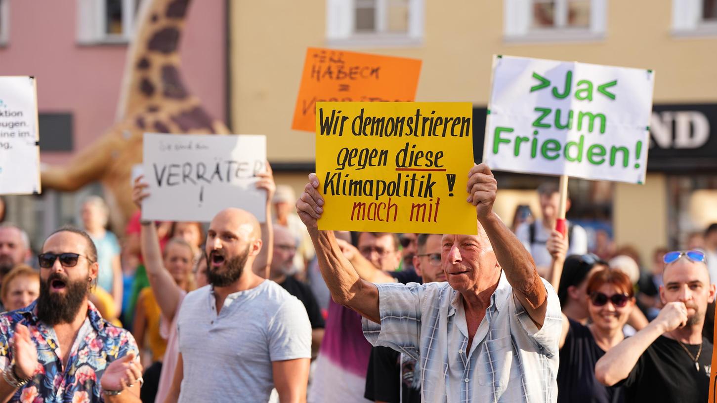 Protest gegen Robert Habeck: In Bayreuth erntete er Pfiffe.
Protest gegen Robert Habeck: In Bayreuth erntete er Pfiffe.