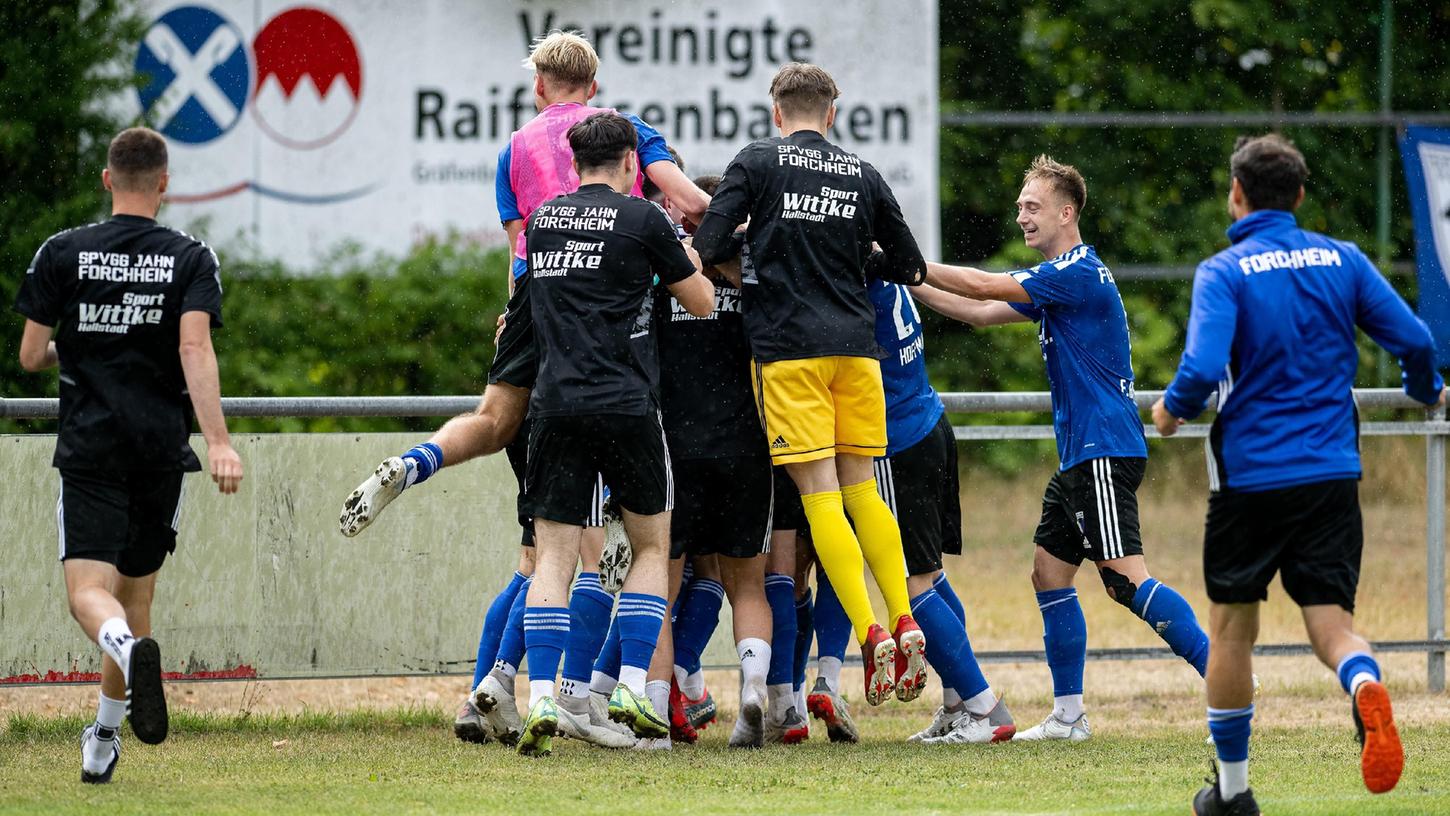 Da gab es kein Halten mehr: Simon Kreisel (verdeckt) hat gerade das erlösende 3:1 erzielt und wird von seinen Forchheimer Teamkameraden fast erdrückt.
Da gab es kein Halten mehr: Simon Kreisel (verdeckt) hat gerade das erlösende 3:1 erzielt und wird von seinen Forchheimer Teamkameraden fast erdrückt.