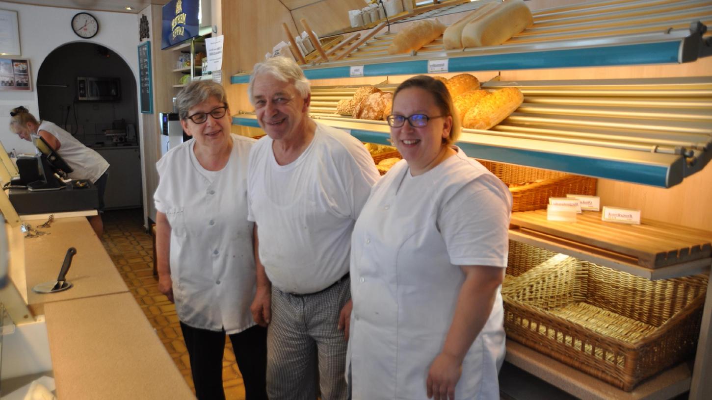 Ab Ende August bleibt der Ofen in der Bäckerei Bachmeier aus. Hier auf dem Bild sind Inhaberin Gabi Steidl, ihr Mann Manfred und die Tochter Christina Neubert zu sehen.