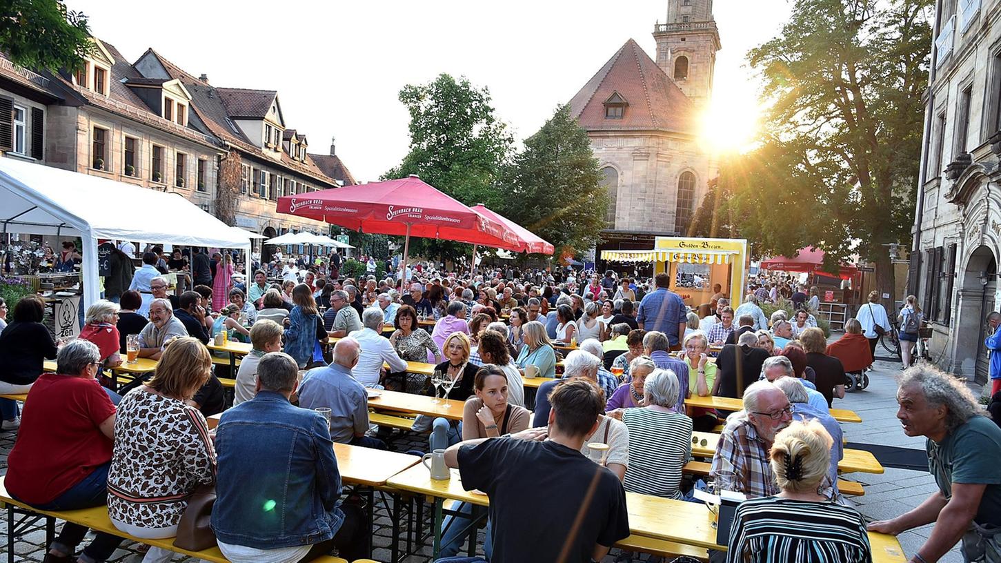 Auf einem der schönsten Plätze Erlangens, dem Altstädter Kirchenplatz, wurde drei Tage lang gefeiert.
Auf einem der schönsten Plätze Erlangens, dem Altstädter Kirchenplatz, wurde drei Tage lang gefeiert.