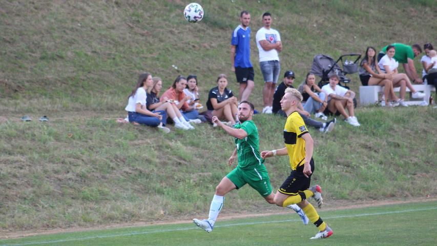 Vor 220 Zuschauern gewann der SV Wettelsheim (im grünen Dress) mit 2:1 gegen den TV Hilpoltstein durch und feierte damit einer erfolgreiche Heimpremiere in der Fußball-Bezirksliga Süd.
