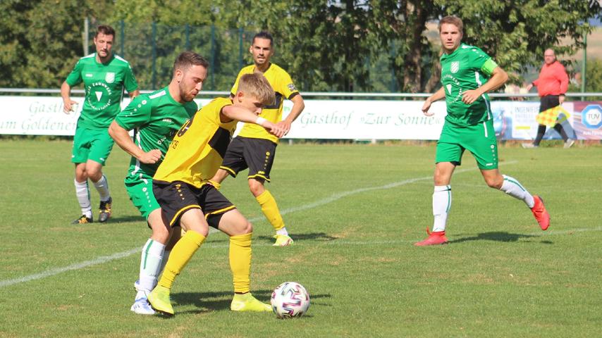 Der SV Wettelsheim (im grünen Dress) siegte mit 2:1 gegen den TV Hilpoltstein durch und feierte damit einer erfolgreiche Heimpremiere in der Fußball-Bezirksliga Süd.