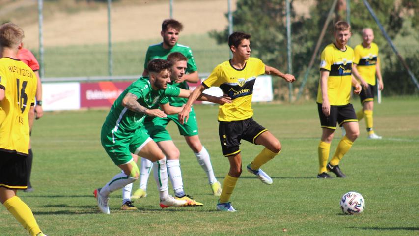 Der SV Wettelsheim (im grünen Dress) setzte sich mit 2:1 gegen den TV Hilpoltstein durch und feierte damit einer erfolgreiche Heimpremiere in der Fußball-Bezirksliga Süd.
