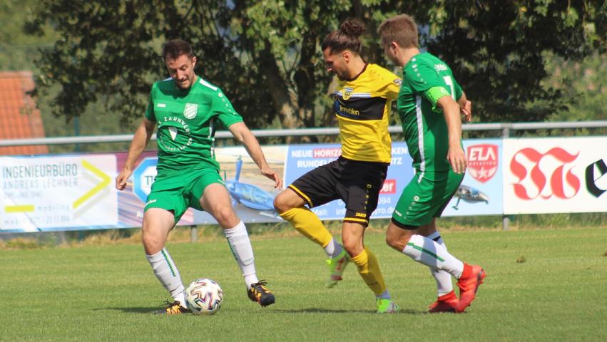 Der SV Wettelsheim (im grünen Dress) behauptete sich mit 2:1 gegen den TV Hilpoltstein durch und feierte damit einer erfolgreiche Heimpremiere in der Fußball-Bezirksliga Süd.