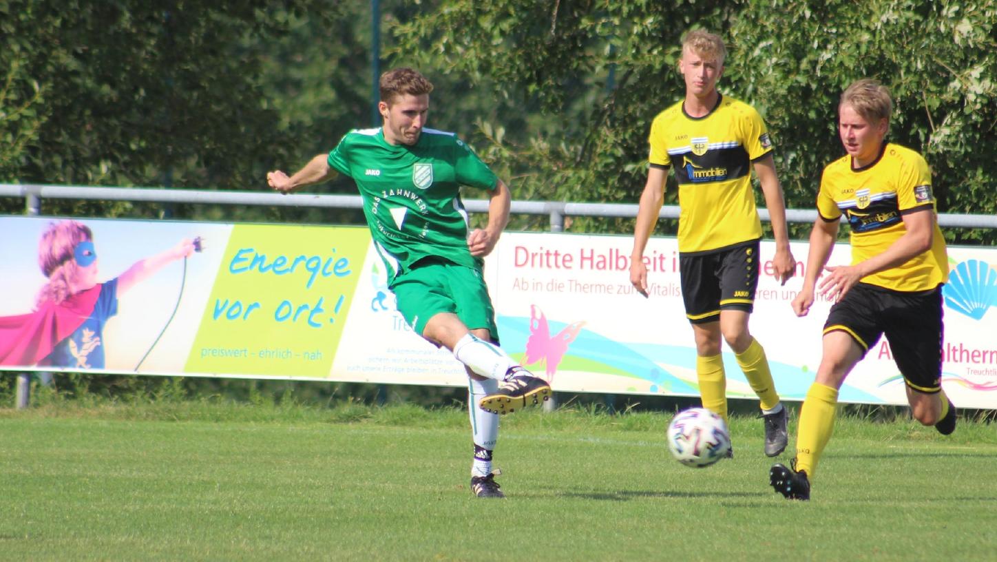 Die Reklame im Hintergrund unterstreicht es: Der SV Wettelsheim (links Simon Hüttinger) will nach dem 2:1-Sieg gegen Hilpoltstein nun auch im zweiten Heimspiel gegen die Sportfreunde Dinkelsbühl wieder mit voller Energie zur Sache gehen und freut sich auf das Freitagsmatch gegen den Spitzenreiter.
Die Reklame im Hintergrund unterstreicht es: Der SV Wettelsheim (links Simon Hüttinger) will nach dem 2:1-Sieg gegen Hilpoltstein nun auch im zweiten Heimspiel gegen die Sportfreunde Dinkelsbühl wieder mit voller Energie zur Sache gehen und freut sich auf das Freitagsmatch gegen den Spitzenreiter.