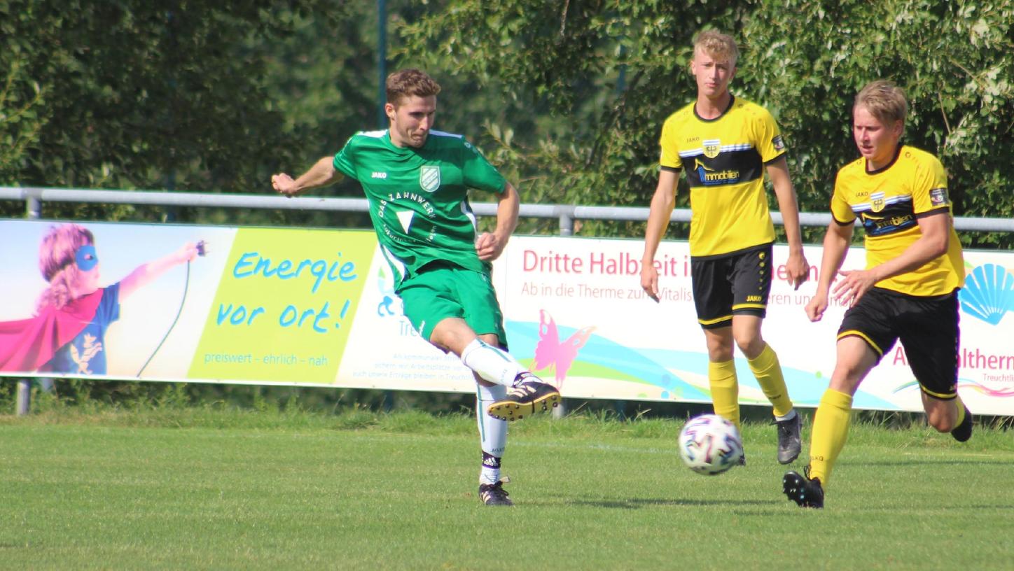 Die Reklame im Hintergrund unterstreicht es: Der SV Wettelsheim (links Simon Hüttinger) will nach dem 2:1-Sieg gegen Hilpoltstein nun auch im zweiten Heimspiel gegen die Sportfreunde Dinkelsbühl wieder mit voller Energie zur Sache gehen und freut sich auf das Freitagsmatch gegen den Spitzenreiter.