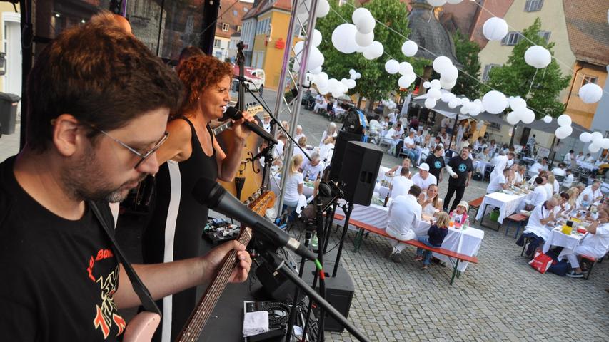 Motiv: Die Weiße Nacht in Höchstadt am Samstag, 30. Juli 2022, lockte Gäste aus  dem gesamten Aischgrund an. Foto: Paul Neudörfer 