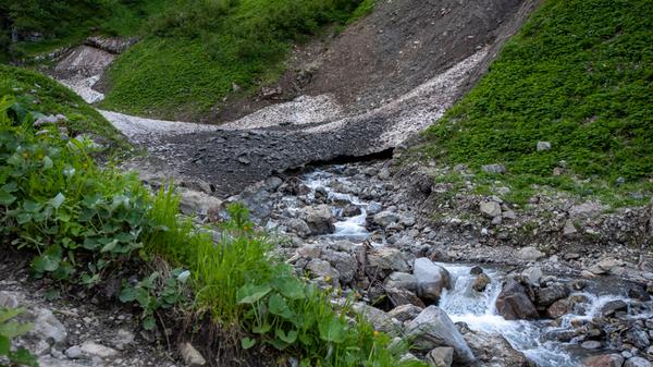 Ob Menschen Wasser aus Flüssen, Seen und Bächen nehmen dürfen, entscheiden die Landratsämter und die kreisfreien Städte. Große Mengen dürfen nur mit speziellen Genehmigungen abgezweigt werden, kleine Mengen darf eigentlich jeder als "Gemeingebrauch" aus den Gewässern schöpfen - zum Beispiel mit Gießkannen oder Trinkflaschen. Letzteres können die Behörden vor Ort nach Angaben des bayerischen Umweltministeriums aber verbieten.